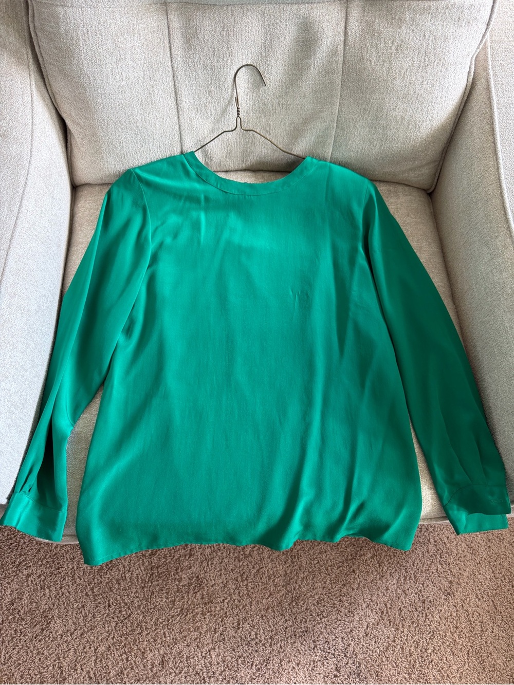 Nordstroms Size 8 100% Silk Kelly Green Blouse Long Sleeve Shoulder Pads